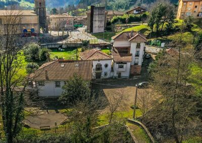 Vista general del barrio de Llantada con el puente en primer término