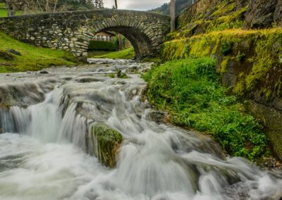 El agua discurre bajo el puente