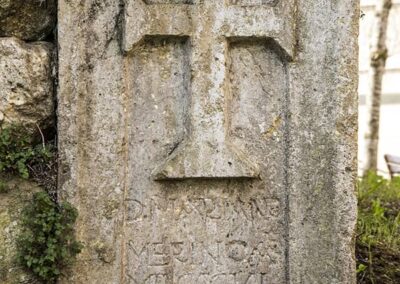 Detalle de la cruz y el grabado