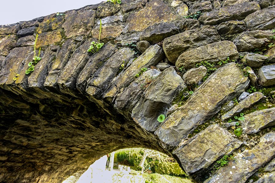 Dovelas en el arco del puente