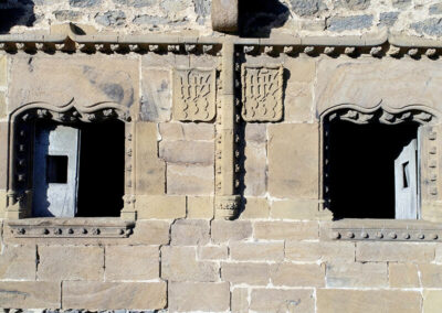 Detalle de las ventanas en la fachada principal