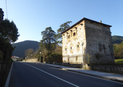 La torre se sitúa junto a la ruta comercial